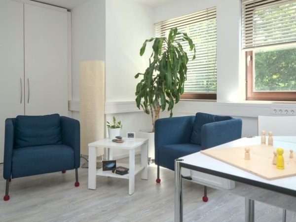 Dr_Lienert_Sprechzimmer_dunkelblau-710w.jpg