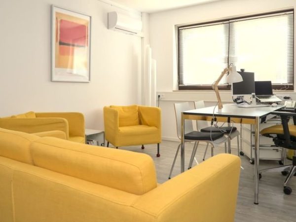 Dr_Lienert_gelbes_Sprechzimmer4-710w.jpg