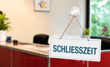 PraxisLienertSchliesszeiten-2880w.jpg